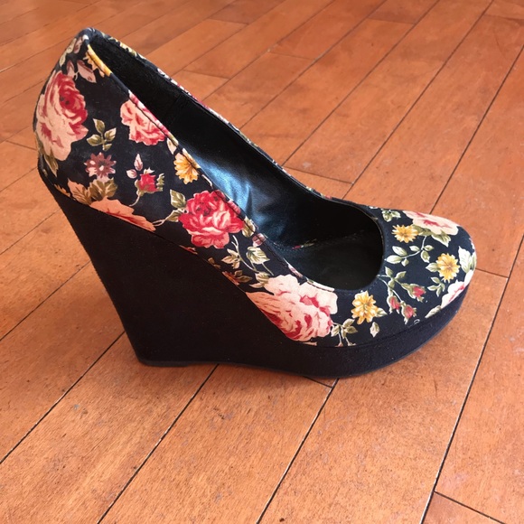 Floral wedges 🌹 - Picture 3 of 4